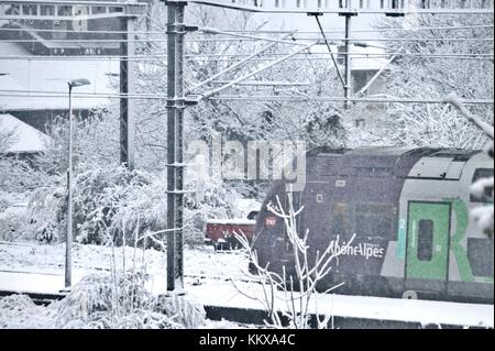 Grenoble, Frankreich. 01 Dez, 2017. Kalte Welle auf Frankreich mit negativen Temperaturen und Schnee insbesondere in einem Bahnhof der SNCF und auf die Gleise der Züge, TER und TGV. Grenoble, Isère, Rhône-Alpes Auvergne. Grenoble, Frankreich - 12.01.2017, Kredit: thibaut/alamy leben Nachrichten Stockfoto