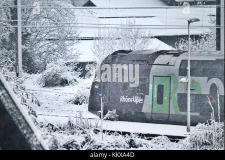 Grenoble, Frankreich. 01 Dez, 2017. Kalte Welle auf Frankreich mit negativen Temperaturen und Schnee insbesondere in einem Bahnhof der SNCF und auf die Gleise der Züge, TER und TGV. Grenoble, Isère, Rhône-Alpes Auvergne. Grenoble, Frankreich - 12.01.2017, Kredit: thibaut/alamy leben Nachrichten Stockfoto