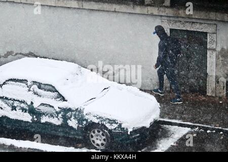 Grenoble, Frankreich. 01 Dez, 2017. Kalte Welle auf Frankreich mit negativen Temperaturen und Schnee insbesondere in einem Bahnhof der SNCF und auf die Gleise der Züge, TER und TGV. Grenoble, Isère, Rhône-Alpes Auvergne. Grenoble, Frankreich - 12.01.2017, Kredit: thibaut/alamy leben Nachrichten Stockfoto