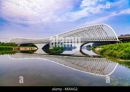 Beijin, Beijin, China. November 2017 30. Peking, CHINA-30. November 2017: (NUR FÜR REDAKTIONELLE VERWENDUNG. CHINA OUT). Die Brücke im Beijing Future Science & Technology Park. Quelle: SIPA Asia/ZUMA Wire/Alamy Live News Stockfoto