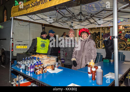 Budleigh, UK. 1. Dez, 2017. Budleigh bis spät in die Nacht Christmas Shopping. Jeder genoss die Veranstaltung, trotz der Kälte. Der Handelskammer stehen. Credit: Peter Bowler/Alamy leben Nachrichten Stockfoto