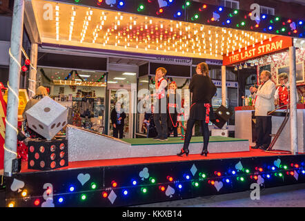 Budleigh, UK. 1. Dez, 2017. Budleigh bis spät in die Nacht Christmas Shopping. Jeder genoss die Veranstaltung, trotz der Kälte. Credit: Peter/Alamy leben Nachrichten Stockfoto