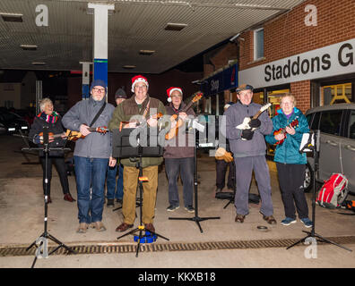 Budleigh, UK. 1. Dez, 2017. Budleigh bis spät in die Nacht Christmas Shopping. Jeder genoss die Veranstaltung, trotz der Kälte. Credit: Peter/Alamy leben Nachrichten Stockfoto