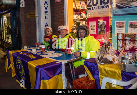 Budleigh, UK. 1. Dez, 2017. Budleigh bis spät in die Nacht Christmas Shopping. Jeder genoss die Veranstaltung, trotz der Kälte. Credit: Peter/Alamy leben Nachrichten Stockfoto