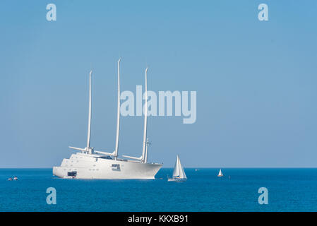 Tel Aviv Yafo, Israel. 02 Dez, 2017. Israel, Tel Aviv-Yafo - Dezember 2, 2017: Segelyacht ein, der größte private Segelyacht der Welt, das Eigentum von Andrej Melnichenko vor der Küste von Tel Aviv-Jaffa. Die Yacht wurde von Philippe Starck entworfen. Quelle: Michael Jacobs/Alamy leben Nachrichten Stockfoto