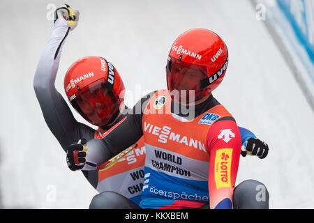 Altenberg, Deutschland. Dezember 2017. Der Deutsche Toni Eggert (R) und Sascha Benecken feiern beim Doppelspiel der Männer bei der Rennrodel-Weltmeisterschaft in Altenberg am 2. Dezember 2017 die Überquerung der Ziellinie. Quelle: Sebastian Kahnert/dpa/Alamy Live News Stockfoto