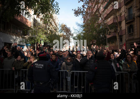 Barcelona, Spanien. Dezember 2017. Die rechtsextreme spanische Jugenddemokratie hat am selben Tag, an dem die Kuppel zusammentrat, eine Kundgebung im HAUPTQUARTIER DES POKALS einberufen, um die Strategie der Partei vor den nächsten Wahlen am 21. Dezember festzulegen. Die Mitglieder des POKALS baten den Wahlausschuss des Stadtteils Barcelona (JEZ) und den Obersten Gerichtshof Kataloniens (TSJC), diese Demonstration vor den Toren des Hauptquartiers abzusehen. Quelle: Charlie Perez/Alamy Live News Stockfoto