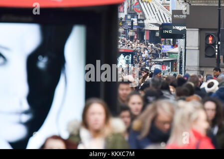 Die Oxford Street, London, UK. 2. Dez, 2017. das West End von London ist mit weihnachtskäufer gefüllt, mit drei Wochen bis Weihnachten. Credit: Matthew chattle/alamy leben Nachrichten Stockfoto