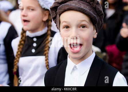 Rochester, Großbritannien. 2. Dez, 2017. Hunderte von Menschen verkleiden sich in Dickensian Kostüm und Parade durch die Stadt am ersten Tag des jährlichen Rochester Dickensian Christmas Festival Credit: PjrNews/Alamy leben Nachrichten Stockfoto