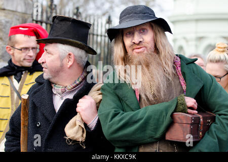 Rochester, Großbritannien. 2. Dez, 2017. Hunderte von Menschen verkleiden sich in Dickensian Kostüm und Parade durch die Stadt am ersten Tag des jährlichen Rochester Dickensian Christmas Festival Credit: PjrNews/Alamy leben Nachrichten Stockfoto