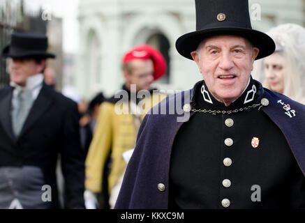 Rochester, Großbritannien. 2. Dez, 2017. Hunderte von Menschen verkleiden sich in Dickensian Kostüm und Parade durch die Stadt am ersten Tag des jährlichen Rochester Dickensian Christmas Festival Credit: PjrNews/Alamy leben Nachrichten Stockfoto