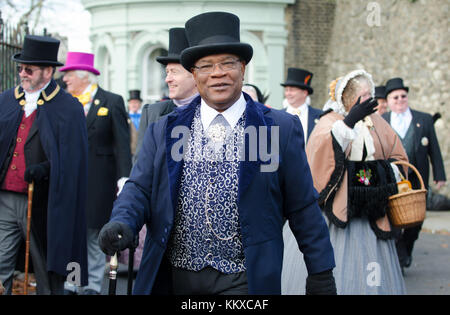 Rochester, Großbritannien. 2. Dez, 2017. Hunderte von Menschen verkleiden sich in Dickensian Kostüm und Parade durch die Stadt am ersten Tag des jährlichen Rochester Dickensian Christmas Festival Credit: PjrNews/Alamy leben Nachrichten Stockfoto