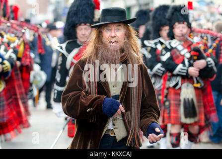 Rochester, Großbritannien. 2. Dez, 2017. Hunderte von Menschen verkleiden sich in Dickensian Kostüm und Parade durch die Stadt am ersten Tag des jährlichen Rochester Dickensian Christmas Festival Credit: PjrNews/Alamy leben Nachrichten Stockfoto