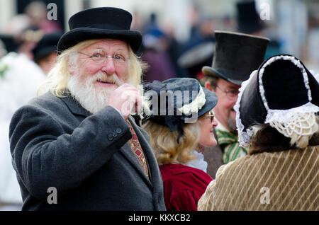 Rochester, Großbritannien. 2. Dez, 2017. Hunderte von Menschen verkleiden sich in Dickensian Kostüm und Parade durch die Stadt am ersten Tag des jährlichen Rochester Dickensian Christmas Festival Credit: PjrNews/Alamy leben Nachrichten Stockfoto