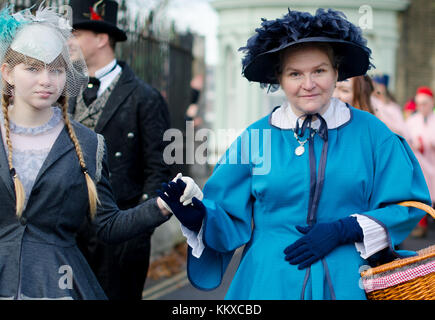 Rochester, Großbritannien. 2. Dez, 2017. Hunderte von Menschen verkleiden sich in Dickensian Kostüm und Parade durch die Stadt am ersten Tag des jährlichen Rochester Dickensian Christmas Festival Credit: PjrNews/Alamy leben Nachrichten Stockfoto