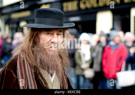 Rochester, Großbritannien. 2. Dez, 2017. Hunderte von Menschen verkleiden sich in Dickensian Kostüm und Parade durch die Stadt am ersten Tag des jährlichen Rochester Dickensian Christmas Festival Credit: PjrNews/Alamy leben Nachrichten Stockfoto