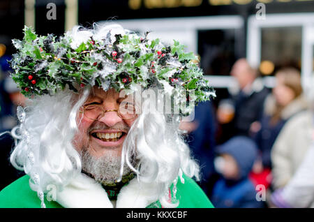 Rochester, Großbritannien. 2. Dez, 2017. Hunderte von Menschen verkleiden sich in Dickensian Kostüm und Parade durch die Stadt am ersten Tag des jährlichen Rochester Dickensian Christmas Festival Credit: PjrNews/Alamy leben Nachrichten Stockfoto