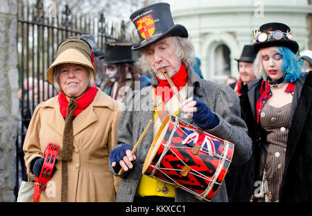 Rochester, Großbritannien. 2. Dez, 2017. Hunderte von Menschen verkleiden sich in Dickensian Kostüm und Parade durch die Stadt am ersten Tag des jährlichen Rochester Dickensian Christmas Festival Credit: PjrNews/Alamy leben Nachrichten Stockfoto