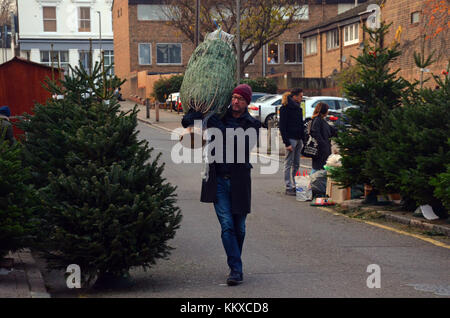 London, Großbritannien. 02 Dez, 2017. xmas Bäume auf Verkauf am ersten Wochenende im Dezember gehen in Northcote Road in Battersea, wandsworth. Credit: Johnny armstead/alamy leben Nachrichten Stockfoto