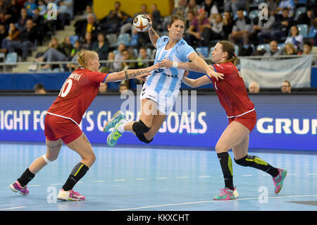 Bietigheim-Bissingen, Deutschland. Dezember 2017. Argentiniens Manuela Pizzo (C) im Einsatz gegen die Tschechen Petra Manakova (L) und Helena Rysankova während der Vorrunde der Handball-Weltmeisterschaft der Frauen zwischen Tschechien und Argentinien in der EgeTrans-Arena in Bietigheim-Bissingen, 02. Dezember 2017. Quelle: Marijan Murat/dpa/Alamy Live News Stockfoto