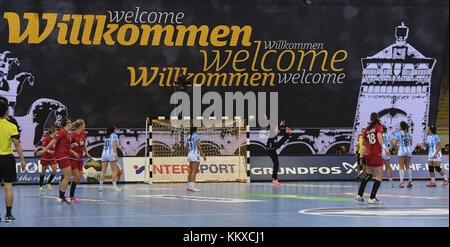 Bietigheim-Bissingen, Deutschland. Dezember 2017. Die Spieler in Aktion vor einem Banner mit der Aufschrift "Welcome" während der Vorrunde der Handball-Weltmeisterschaft der Frauen zwischen Tschechien und Argentinien in der EgeTrans-Arena in Bietigheim-Bissingen, 02. Dezember 2017. Quelle: Marijan Murat/dpa/Alamy Live News Stockfoto