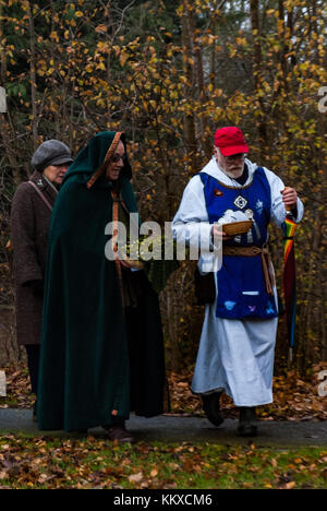 Tenbury Wells, Großbritannien. 2. Dez, 2017. druiden der burgage Spaziergang eine Zeremonie durchführen zu feiern nationalen Mistel Tag am burgage in Greiz am 2. Dezember 2017 zuerst vom Parlament im nationalen Mistel Tag 2005 Befürwortende Stellungnahme findet am 1. Dezember (oder dem nächsten Samstag) jedes Jahr.tenbury Mistel Festival begann 2004, als die traditionellen Mistel Auktionen, in der Stadt seit über 100 Jahren stattfand, schien von der Schließung bedroht. lokale Leute waren entschlossen, die tenbury Mistel Vermächtnis fortsetzen würde, und so war das Festival geboren. Credit: Jim Holz/alamy leben Nachrichten Stockfoto