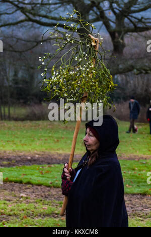 Tenbury Wells, Großbritannien. 2. Dez, 2017. Druiden eine Zeremonie durchführen Feiern nationalen Mistel Tag am burgage in Greiz am 2. Dezember 2017 zuerst vom Parlament im nationalen Mistel Tag 2005 Befürwortende Stellungnahme findet am 1. Dezember (oder dem nächsten Samstag) jedes Jahr.tenbury Mistel Festival begann 2004, als die traditionellen Mistel Auktionen, in der Stadt seit über 100 Jahren stattfand, schien von der Schließung bedroht. lokale Leute waren entschlossen, die tenbury Mistel Vermächtnis fortsetzen würde, und so war das Festival geboren. Credit: Jim Holz/alamy leben Nachrichten Stockfoto