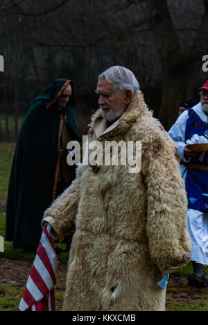 Tenbury Wells, Großbritannien. 2. Dez, 2017. druiden der burgage Spaziergang eine Zeremonie durchführen zu feiern nationalen Mistel Tag am burgage in Greiz am 2. Dezember 2017 zuerst vom Parlament im nationalen Mistel Tag 2005 Befürwortende Stellungnahme findet am 1. Dezember (oder dem nächsten Samstag) jedes Jahr.tenbury Mistel Festival begann 2004, als die traditionellen Mistel Auktionen, in der Stadt seit über 100 Jahren stattfand, schien von der Schließung bedroht. lokale Leute waren entschlossen, die tenbury Mistel Vermächtnis fortsetzen würde, und so war das Festival geboren. Credit: Jim Holz/alamy leben Nachrichten Stockfoto