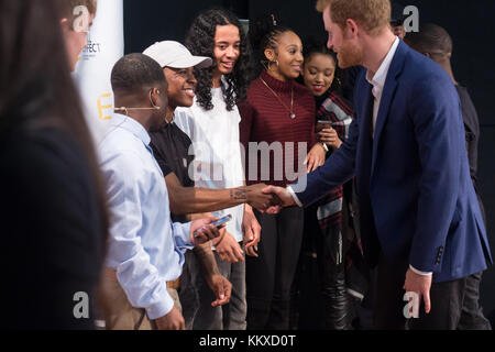 Nottingham, UK. 1. Dez, 2017. Prinz Harry und seine Verlobte us Schauspielerin meghan Markle posieren für ein Foto mit der Besetzung und Crew eines hip hop Oper von jungen Menschen in die volle Wirkung des Programms an der Nottingham Academy School Dezember 1, 2017 in Nottingham, England. Credit: Jamal sterrett/alamy leben Nachrichten Stockfoto