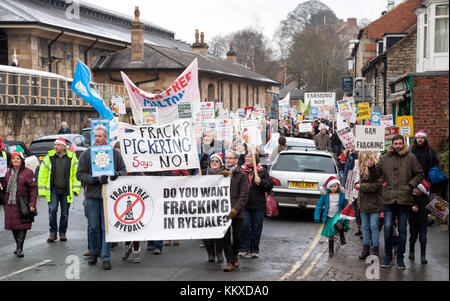 Pickering, North Yorkshire. 2. Dez, 2017. Die Demonstranten auf Frack Kostenlose Pickering März und Rally Pickering, North Yorkshire Credit: Richard Watson/Alamy leben Nachrichten Stockfoto