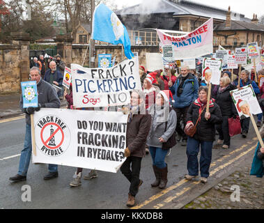 Pickering, North Yorkshire. 2. Dez, 2017. Die Demonstranten auf Frack Kostenlose Pickering März und Rally Pickering, North Yorkshire Credit: Richard Watson/Alamy leben Nachrichten Stockfoto