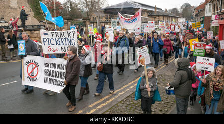 Pickering, North Yorkshire. 2. Dez, 2017. Die Demonstranten auf Frack Kostenlose Pickering März und Rally Pickering, North Yorkshire Credit: Richard Watson/Alamy leben Nachrichten Stockfoto