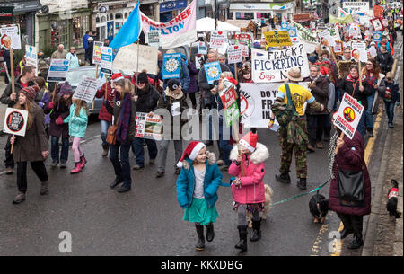 Pickering, North Yorkshire. 2. Dez, 2017. Die Demonstranten auf Frack Kostenlose Pickering März und Rally Pickering, North Yorkshire Credit: Richard Watson/Alamy leben Nachrichten Stockfoto