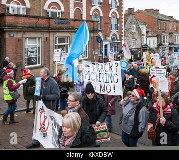 Pickering, North Yorkshire. 2. Dez, 2017. Demonstranten Demonstration außerhalb der Barclays Bank auf Frack kostenlose pickering März und Rallye. Barclays eigene dritte Energie, die planen, in der Nähe des Kirby Misperton gegen die Wünsche der lokalen Gemeinschaft zu Frack. Credit: Richard Watson/alamy leben Nachrichten Stockfoto