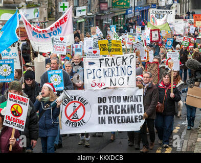 Pickering, North Yorkshire. 2. Dez, 2017. Die Demonstranten auf Frack Kostenlose Pickering März und Rally Pickering, North Yorkshire Credit: Richard Watson/Alamy leben Nachrichten Stockfoto