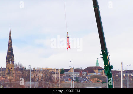 Glasgow, Schottland, Großbritannien. 2. Dez, 2017. Santa genießt eine 160 ft Kran bungee Sprung in Glasgow. Credit: Skully/Alamy leben Nachrichten Stockfoto