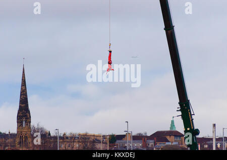 Glasgow, Schottland, Großbritannien. 2. Dez, 2017. Santa genießt eine 160 ft Kran bungee Sprung in Glasgow. Credit: Skully/Alamy leben Nachrichten Stockfoto