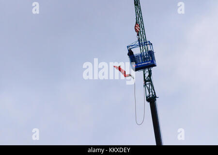 Glasgow, Schottland, Großbritannien. 2. Dez, 2017. Santa genießt eine 160 ft Kran bungee Sprung in Glasgow. Credit: Skully/Alamy leben Nachrichten Stockfoto
