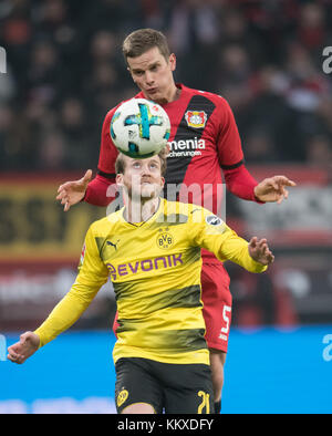 Leverkusen, Deutschland. Dezember 2017. Leverkusens Sven Bender (zurück) und Andre Schuerrle von Dortmund wetteifern um den Ball während des Bundesliga-Fußballspiels zwischen Bayer Leverkusen und Borussia Dortmund in der BayArena in Leverkusen am 2. Dezember 2017. (EMBARGO-BEDINGUNGEN - ACHTUNG: Aufgrund der Akkreditierungsrichtlinien erlaubt die DFL nur die Veröffentlichung und Nutzung von bis zu 15 Bildern pro Spiel im Internet und in Online-Medien während des Spiels.) Quelle: Bernd Thissen/dpa/Alamy Live News Stockfoto