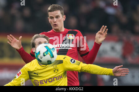 Leverkusen, Deutschland. Dezember 2017. Leverkusens Sven Bender (zurück) und Andre Schuerrle von Dortmund wetteifern um den Ball während des Bundesliga-Fußballspiels zwischen Bayer Leverkusen und Borussia Dortmund in der BayArena in Leverkusen am 2. Dezember 2017. (EMBARGO-BEDINGUNGEN - ACHTUNG: Aufgrund der Akkreditierungsrichtlinien erlaubt die DFL nur die Veröffentlichung und Nutzung von bis zu 15 Bildern pro Spiel im Internet und in Online-Medien während des Spiels.) Quelle: Bernd Thissen/dpa/Alamy Live News Stockfoto