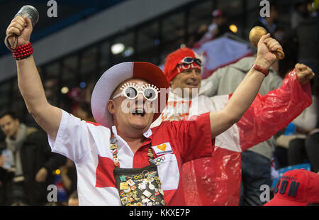 Bietigheim-Bissingen, Deutschland. Dezember 2017. Die polnischen Fans feiern vor dem Vorlauf der Handball-Weltmeisterschaft der Frauen zwischen Schweden und Polen in der EgeTrans-Arena in Bietigheim-Bissingen, 02. Dezember 2017. Quelle: Marijan Murat/dpa/Alamy Live News Stockfoto