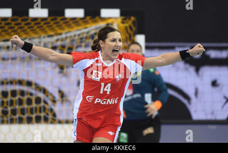 Bietigheim-Bissingen, Deutschland. Dezember 2017. Die polnische Karolina Kudlacz-Gloc feiert nach einem Tor beim Vorlauf der Handball-Weltmeisterschaft der Frauen zwischen Schweden und Polen in der EgeTrans Arena in Bietigheim-Bissingen, Deutschland, am 02. Dezember 2017. Quelle: Marijan Murat/dpa/Alamy Live News Stockfoto