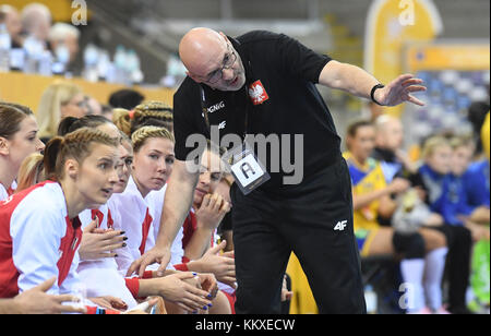 Bietigheim-Bissingen, Deutschland. Dezember 2017. Polens Trainer Leszek Krowicki spricht mit seinem Team während der Vorrunde der Handball-Weltmeisterschaft der Frauen zwischen Schweden und Polen in der EgeTrans Arena in Bietigheim-Bissingen, Deutschland, am 02. Dezember 2017. Quelle: Marijan Murat/dpa/Alamy Live News Stockfoto