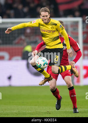 Leverkusen, Deutschland. Dezember 2017. Leverkusens Sven Bender (Back) und Andre Schuerrle von Dortmund wetteifern um den Ball während des Bundesliga-Fußballspiels zwischen Bayer Leverkusen und Borussia Dortmund in der BayArena in Leverkusen am 2. Dezember 2017. (EMBARGO-BEDINGUNGEN - ACHTUNG: Aufgrund der Akkreditierungsrichtlinien erlaubt die DFL nur die Veröffentlichung und Nutzung von bis zu 15 Bildern pro Spiel im Internet und in Online-Medien während des Spiels.) Quelle: Bernd Thissen/dpa/Alamy Live News Stockfoto