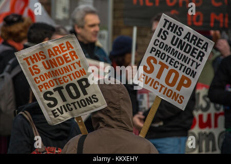 Brixton, Großbritannien. 2. Dez, 2017. Mieter und Unterstützer marschierten von cressingham Gärten zu Lambeth Rathaus in Brixton eine Abstimmung über die geplante Sanierung der Cressingham Immobilien Gärten auf brockwell Park zu verlangen. Quelle: David Rowe/Alamy leben Nachrichten Stockfoto