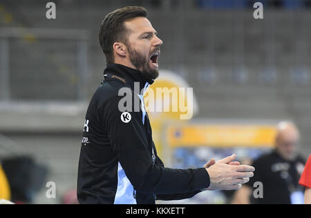 Bietigheim Bissingen, Deutschland. Dezember 2017. Schweden-Trainer Henrik Signell während des Handball-WM-Spiels der Frauen zwischen Schweden und Polen in der EgeTrans Arena in Bietigheim-Bissingen, Deutschland, 2. Dezember 2017 Credit: Marijan Murat/dpa/Alamy Live News Stockfoto