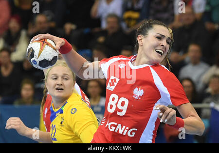 Bietigheim Bissingen, Deutschland. Dezember 2017. Polens Kinga Achruk (r) in Aktion mit Schwedenin Hanna Blomstrand während des Handball-WM-Spiels der Frauen zwischen Schweden und Polen in der EgeTrans Arena in Bietigheim-Bissingen, Deutschland, 2. Dezember 2017 Credit: Marijan Murat/dpa/Alamy Live News Stockfoto