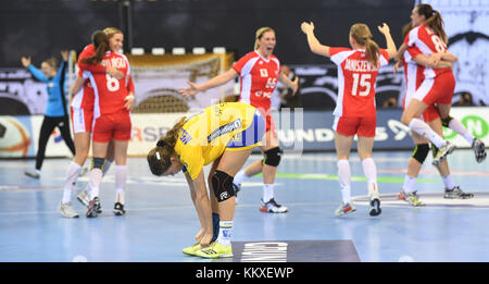 Bietigheim Bissingen, Deutschland. Dezember 2017. Das polnische Team feiert ihren Sieg mit der schwedischen Olivia Mellegard im Vordergrund nach dem Handball-WM-Spiel der Frauen zwischen Schweden und Polen in der EgeTrans Arena in Bietigheim-Bissingen, Deutschland, 2. Dezember 2017 Credit: Marijan Murat/dpa/Alamy Live News Stockfoto