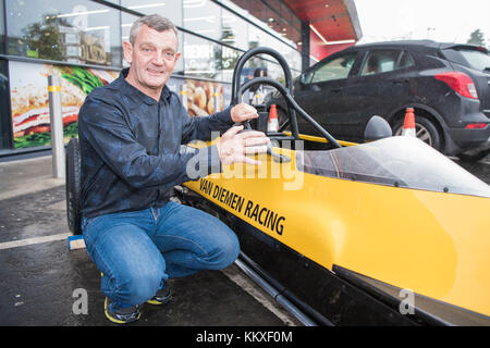 Belfast, Nordirland. 02/12/2017 - Tommy Byrne, ehemaliger irischer Formel-1-Fahrer, Zeichen Exemplare seines Buches "abgestürzt und Byrned' Stockfoto