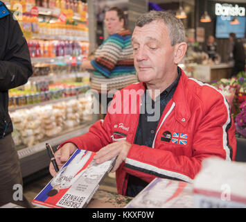 Belfast, Nordirland. 02/12/2017 - Tommy Byrne, ehemaliger irischer Formel-1-Fahrer, Zeichen Exemplare seines Buches "abgestürzt und Byrned' Stockfoto